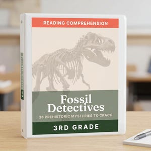 Könnte beinhalten: Ein weißer Ringordner mit drei Ringen und einem Leseverständnis-Einband mit dem Titel Fossil Detectives, 36 prehistoric mysteries to crack, 3rd grade. Das Cover zeigt eine Illustration eines Dinosaurierskeletts auf cremefarbenem Grund.