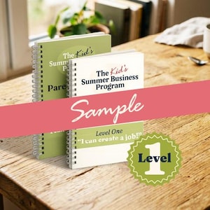 Può includere: Due quaderni a spirale intitolati The Kid's Summer Business Program. La copertina riporta il testo Level One "I can create a job!" e un badge circolare verde con la parola Level e il numero 1. Un banner rosa con la parola Sample si sovrappone ai libri.