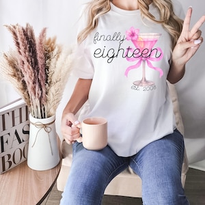 Geburtstag T-Shirt, est., Jahreszahl,Party, Jubiläum,Geschenk Idee,Frauen, 18.,30.,40., personalisierbar, finally eighteen,Schleife,Cocktail