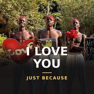 Peut inclure: Trois personnes portant des bandeaux rouges et des pantalons blancs se tiennent côte à côte. La personne de gauche tient un grand cœur rouge avec le mot LOVE. La personne du centre tient une image de créature jaune pixelisée. La droite tient des roses rouges.