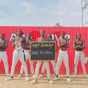 Afrikaans verjaardagsvideobericht, gepersonaliseerde dansgroet uit Afrika, aangepaste videoverrassingscadeau voor haar