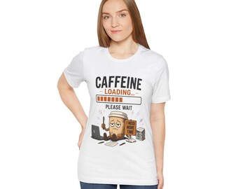 Camiseta con el mensaje "Cargando cafeína, por favor espere" / Dibujo animado de café, diseño divertido para el día a día laboral.