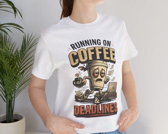 Camiseta "Running on Coffee & Deadlines" / Camiseta divertida con humor sobre el café y el trabajo