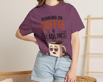 Camiseta "Running on Coffee & Deadlines" / Diseño de caricatura sobre café