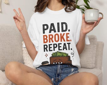 Camiseta con el divertido eslogan sobre el dinero: "Pagado, sin dinero, repetido".