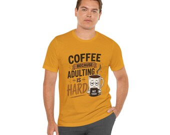 Camiseta con el lema "Café porque ser adulto es difícil" / Ilustración divertida de una taza de café