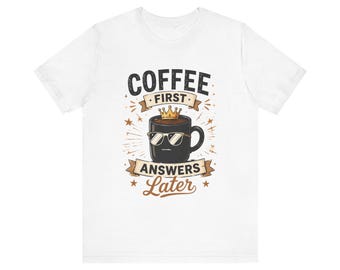 Camiseta "Primero el café, luego las respuestas" / Taza de café con diseño de gafas de sol y corona