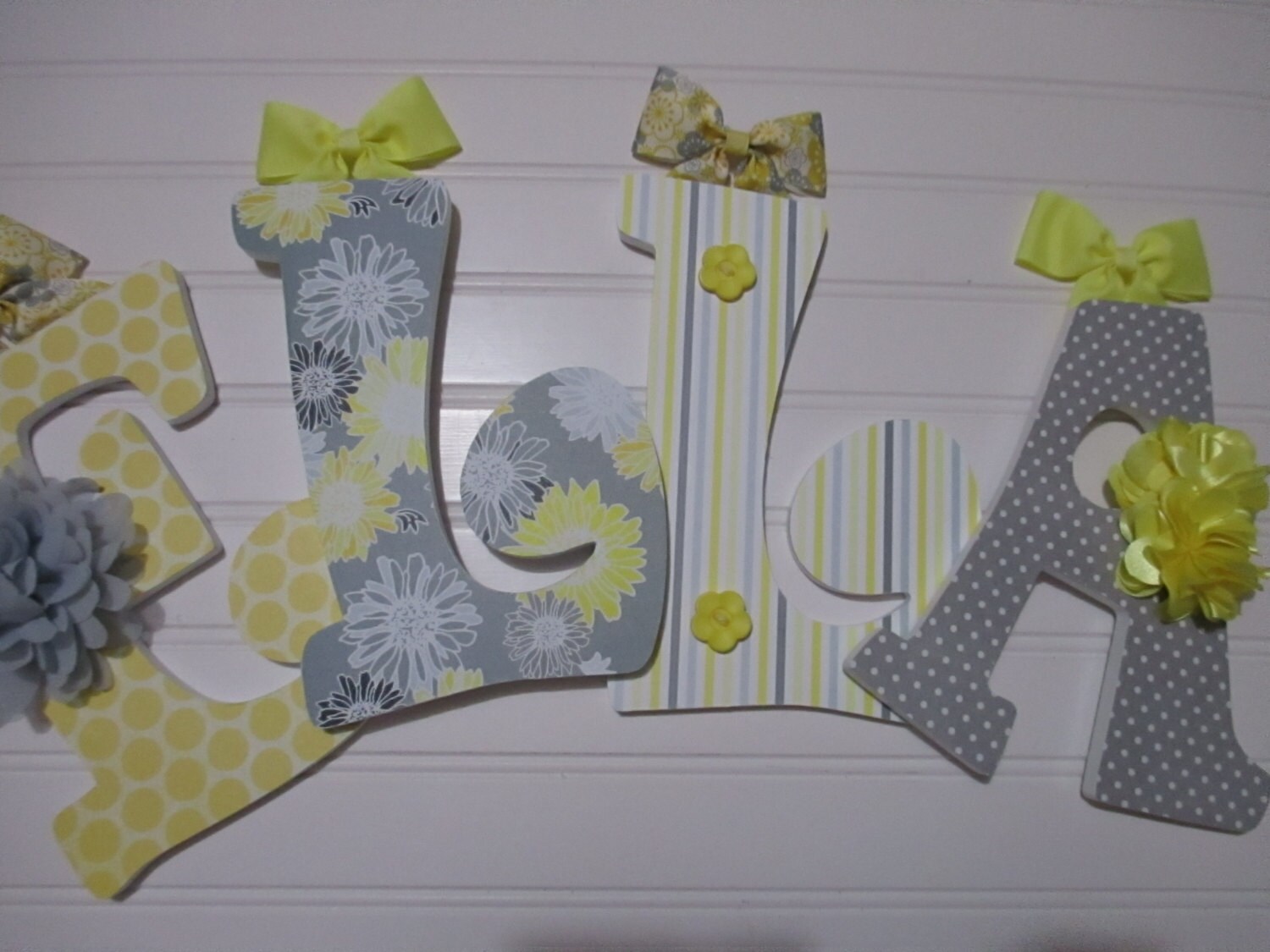 Ella 1700 Par Lettre 8 12 Nom De Pépinière De Fille Design Jaune Et Gris Fleur De Couleur Grise Fleurs De Satin Jaune