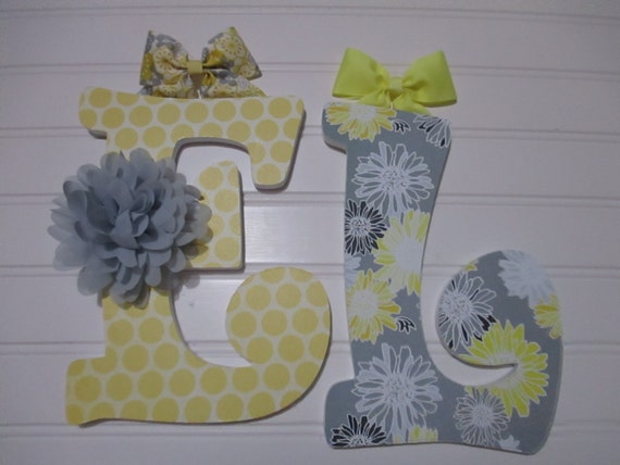 Ella 1700 Par Lettre 8 12 Nom De Pépinière De Fille Design Jaune Et Gris Fleur De Couleur Grise Fleurs De Satin Jaune