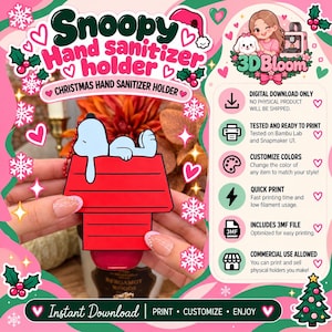 Op de afbeelding: Een Snoopy handdesinfectiemiddelhouder met een rood hondenhokontwerp en een lichtblauwe Snoopy-figuur erbovenop. De afbeelding bevat de tekst Snoopy Hand Sanitizer Holder, Christmas Hand Sanitizer Holder en 3DBloom met bestandsdetails.