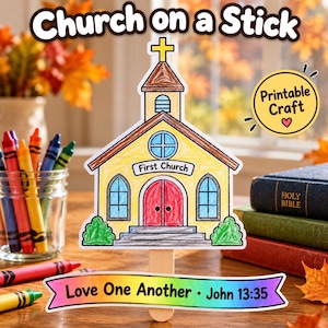 Op de afbeelding: Een papieren knutselwerk van een kerk in geel, rood en blauw, bevestigd aan een houten stokje. De kerk heeft een toren met een geel kruis, een bordje met First Church en een banner eronder met de tekst Love One Another John 13:35.