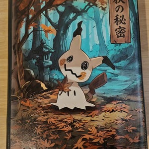 Pode incluir: Uma pasta retangular com uma ilustração da personagem Mimikyu num cenário de floresta de outono com folhas cor de laranja no chão, uma lanterna de pedra e uma placa de madeira com o texto japonês 秋の秘密. A marca Lictin está impressa em baixo.