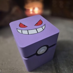 Pokémon-inspirerad kortlekslåda | Förvaringsfodral för samlarkort | Design av flera karaktärer och tränare | Korthållare för TCG | Samlartillbehör