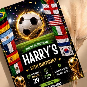 K&ouml;nnte beinhalten: Eine rechteckige Geburtstagseinladungskarte mit einem Fu&szlig;ball, einem goldenen Pokal und verschiedenen Nationalflaggen. Der Text lautet: JOIN US TO CELEBRATE HARRY'S 12TH BIRTHDAY, SATURDAY AUGUST 29 AT 04:00 PM, 123 ANYWHERE ST., ANY CITY, RSVP TO: 456-7890.