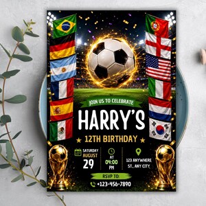 K&ouml;nnte beinhalten: Eine Geburtstagseinladungskarte zum Thema Fu&szlig;ball mit einem zentralen Fu&szlig;ball, der von einem leuchtenden Ring umgeben ist, flankiert von vertikalen Reihen internationaler Flaggen. Der Text lautet: JOIN US TO CELEBRATE HARRY'S 12TH BIRTHDAY, 29. AUGUST.