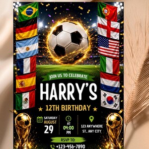K&ouml;nnte beinhalten: Eine Geburtstagseinladung zum Thema Fu&szlig;ball mit einem zentralen Fu&szlig;ball in einem leuchtenden Ring, flankiert von internationalen Flaggen. Der Text lautet: JOIN US TO CELEBRATE HARRY'S 12TH BIRTHDAY, SATURDAY AUGUST 29, 04:00 PM, 123 ANYWHERE ST., ANY CITY, RSVP TO: 123-456-7890.