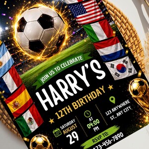 K&ouml;nnte beinhalten: Eine rechteckige Geburtstagseinladungskarte mit Fu&szlig;ballmotiv, schwarzem Hintergrund, einem Fu&szlig;ball, einem goldenen Pokal und verschiedenen Nationalflaggen. Der Text lautet: JOIN US TO CELEBRATE HARRY'S 12TH BIRTHDAY, SATURDAY AUGUST 29 AT 04:00 PM.