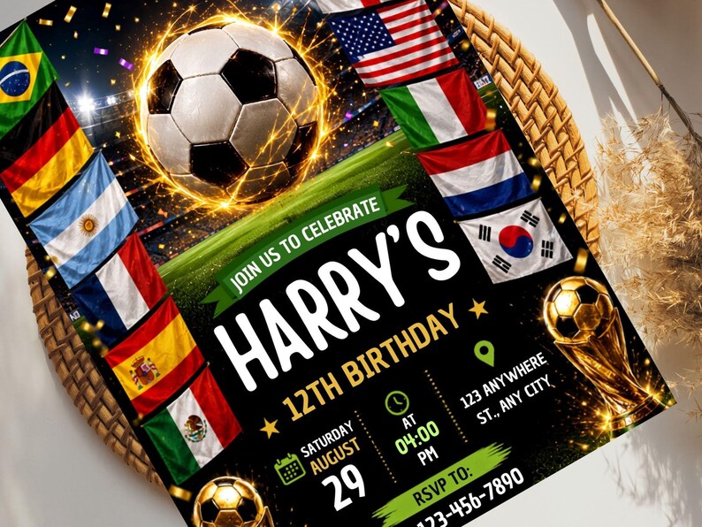 K&ouml;nnte beinhalten: Eine rechteckige Geburtstagseinladungskarte mit Fu&szlig;ballmotiv, schwarzem Hintergrund, einem Fu&szlig;ball, einem goldenen Pokal und verschiedenen Nationalflaggen. Der Text lautet: JOIN US TO CELEBRATE HARRY'S 12TH BIRTHDAY, SATURDAY AUGUST 29 AT 04:00 PM.