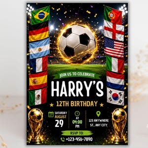 K&ouml;nnte beinhalten: Eine Geburtstagseinladung zum Thema Fu&szlig;ball mit einem zentralen Fu&szlig;ball, der von einem leuchtenden Ring umgeben ist, flankiert von vertikalen Flaggenreihen. Der Text lautet: JOIN US TO CELEBRATE HARRY'S 12TH BIRTHDAY, SAMSTAG 29. AUGUST UM 16:00 UHR.