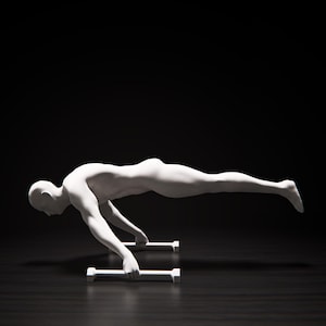 Op de afbeelding: Een wit mat beeldhouwwerk van een menselijk figuur in een horizontale plankpositie, ondersteund door twee witte parallelle stangen. Het figuur heeft een glad, kenmerkloos oppervlak en toont een gebalanceerde houding.