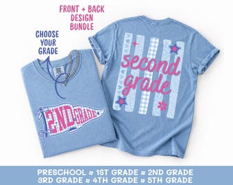 Op de afbeelding: Een lichtblauw t-shirt met een ontwerp aan de voorzijde van een wimpel met de tekst 2ND GRADE en een ontwerp aan de achterzijde met verticale strepen, sterren, een bloem en de tekst second grade. De afbeelding bevat labels FRONT + BACK DESIGN BUNDLE.