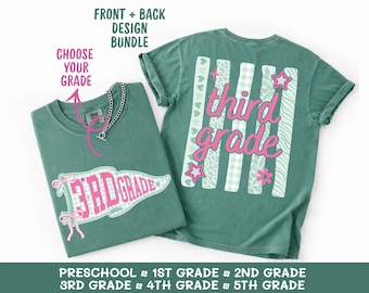 Op de afbeelding: Een saliegroen t-shirt met een ontwerp voor de voor- en achterkant. De voorkant toont een wimpel met de tekst 3RD GRADE en roze strikken. De achterkant toont de tekst third grade over verticale strepen met hartjes, luipaardprint en sterren.