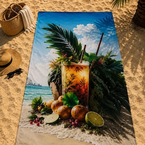Peut inclure: Une serviette de plage rectangulaire présentant une image imprimée vibrante d'un cocktail tropical dans un verre, entouré de feuilles de palmier vertes, de fruits frais et de baies rouges, sur fond d'océan bleu et de ciel nuageux.