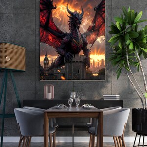 Könnte beinhalten: Ein rechteckiger Wandkunstdruck, der einen großen, dunklen, gehörnten Drachen mit weit ausgebreiteten roten und schwarzen Flügeln zeigt, der auf einem Steinturm thront. Der Hintergrund zeigt einen Sonnenuntergang mit goldenen Strahlen über der Stadt.