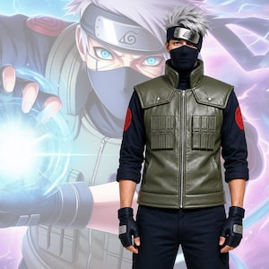 Op de afbeelding: Een cosplaykostuum bestaande uit een donker olijfgroen tactisch vest met een rits en meerdere zakken, gedragen over een zwart shirt met lange mouwen en een donkere broek. De outfit bevat zwarte vingerloze handschoenen en een zwarte hoofdband.