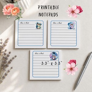 Può includere: Tre blocchi note quadrati bianchi con bordi blu, ognuno con il testo 'this n that' e un'illustrazione di gufo ad acquerello. I blocchi riportano le dimensioni di 3,3 pollici per 3,3 pollici e sono decorati con accenti floreali.