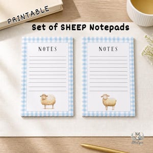 Op de afbeelding: Twee rechthoekige notitieblokken met een lichtblauwe en witte gingham-rand. Elk blok bevat bovenaan het woord NOTES, horizontale lijnen om op te schrijven en onderaan een kleine illustratie van een pluizig schaap. De tekst PRINTABLE Set of SHEEP Notepads is boven de blokken zichtbaar.