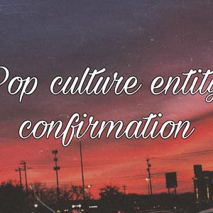 以下が含まれることがあります： 夕焼けのシーンで、白い筆記体で「Pop culture entity confirmation」と書かれています。空は濃い紫から赤とオレンジに変わります。電線と建物のシルエットが見えます。