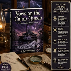 Op de afbeelding: Een boek getiteld Vows on the Cajun Queen, een 1920s stoomboot moordmysterie, met een stoomboot op een donkere rivier met bliksem. Daarnaast liggen een notitieblok met verdachten, een vergrootglas op een kaart en een zakhorloge.