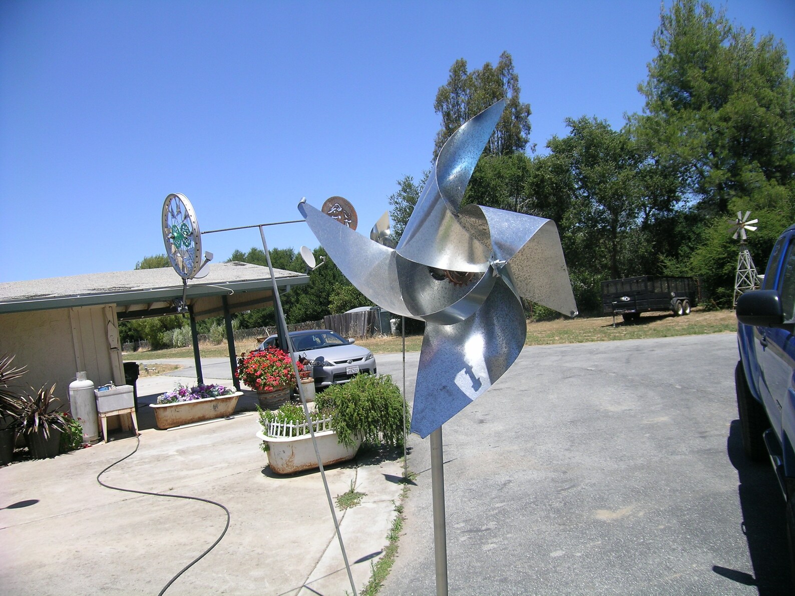 Kinetic Wind Spinner Metal Pinwheel Spins Great in the Slightest Breeze ...
