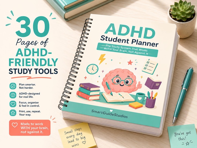 K&ouml;nnte beinhalten: Ein spiralgebundener ADHD-Studentenplaner mit cremefarbenem Einband, der eine Gehirn-Cartoon-Figur, B&uuml;cher und eine Uhr zeigt. Der Text lautet ADHD Student Planner, The Study System That Works WITH Your Brain, Not Against It und SmartGuideStudios.