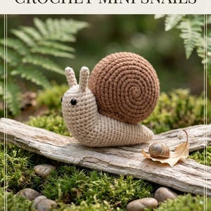 Puede incluir: Un caracol miniatura de ganchillo con cuerpo beige y concha en espiral marrón, con dos pequeñas antenas y ojos de cuentas negras. El texto CROCHET MINI SNAILS está en la parte superior, e INSTANT DOWNLOAD • HIGH QUALITY en la parte inferior.