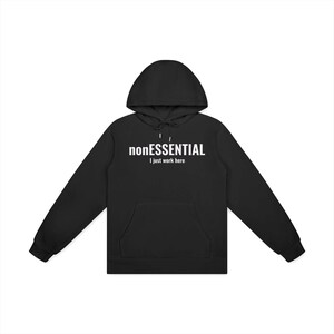 Peut inclure: Un sweat-shirt à capuche noir à manches longues avec une poche kangourou sur le devant et le texte blanc imprimé sur la poitrine qui indique nonESSENTIAL I just work here. Le vêtement comprend une capuche à cordon et des bords-côtes.