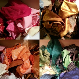 Peut inclure: Assortiment de chutes de tissu de différentes couleurs et motifs, notamment rose, rouge, orange, marron, vert, bleu et or. Les chutes de tissu sont disposées en quatre piles distinctes.