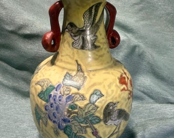 Vaso vintage in porcellana cinese da 23 cm / Decorazione in stile Chinoiserie con uccelli e fiori in stile Famille Jaune (decorato a mano a Macao)