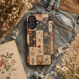 Könnte beinhalten: Eine rechteckige Handyhülle mit einem Patchwork-Design aus verschiedenen Blumenillustrationen in gedeckten Blau-, Orange-, Creme- und Brauntönen. Die Hülle verfügt über eine schwarze Aussparung für die Kamera in der oberen linken Ecke.