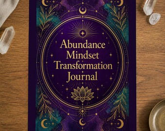 Puede incluir: Una portada de diario rectangular con un fondo de acuarela en morado oscuro y verde azulado, con motivos celestiales en pan de oro, incluyendo lunas, estrellas y una flor de loto. El texto dice Abundance Mindset Transformation Journal.