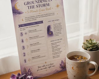 Puede incluir: Una hoja informativa impresa titulada Grounding in the Storm: 5-Minute Crisis Reset con gráficos celestiales en morado y dorado, acompañada de un racimo de cristales de amatista morada, una taza de cerámica blanca con arte lunar y una piedra pequeña.