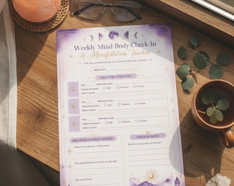 Puede incluir: Una hoja de papel Weekly Mind-Body Check-In & Manifestation Tracker con gráficos celestiales en morado y dorado, fases lunares e ilustraciones de cristales. El formulario incluye secciones para registros de práctica diaria y notas de sabiduría.