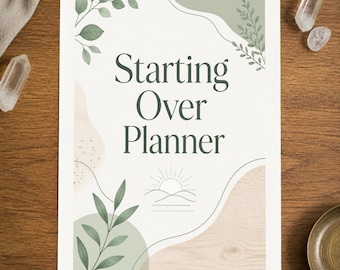 Puede incluir: Una portada de planificador rectangular con el texto Starting Over Planner en fuente serif verde oscuro. El diseño incluye formas orgánicas de color verde salvia, ilustraciones de hojas estilo acuarela y un dibujo lineal de un sol sobre colinas.