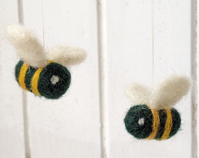 Felted bumblebees - Felt bumblebees - Felted animals - Loose felted animals - Spring decor - Waldorf decor - Nature table - Homeschool decor