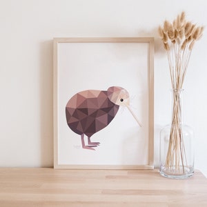 Peut inclure: Impression encadr&eacute;e d'un kiwi g&eacute;om&eacute;trique dans des tons bruns et roses. L'&oelig;uvre est pos&eacute;e sur une surface en bois clair, avec un vase en verre transparent contenant des fleurs s&eacute;ch&eacute;es &agrave; droite.
