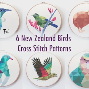 Könnte beinhalten: Sechs Kreuzstichmuster mit geometrischen Designs von neuseeländischen Vögeln, darunter ein Tui und ein Kiwi. Die Muster werden in Stickrahmen präsentiert, mit dem Text "6 New Zealand Birds Cross Stitch Patterns".