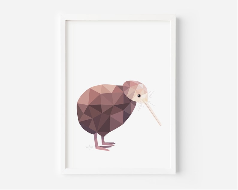 Peut inclure: Impression encadr&eacute;e repr&eacute;sentant un kiwi stylis&eacute; en formes g&eacute;om&eacute;triques. L'oiseau est compos&eacute; de polygones bruns et roses, avec un long bec et de petites pattes. Fond blanc, dans un cadre blanc.