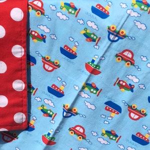 Flanellen babydeken / kinderautodeken / douchecadeau - Cars, Boats and Trains on Blue, personalisatie beschikbaar
