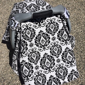 CUBIERTA para asiento de coche de bebé o CUBIERTA DE LACTANCIA: Florituras en blanco y negro con Minky negro, personalización disponible
